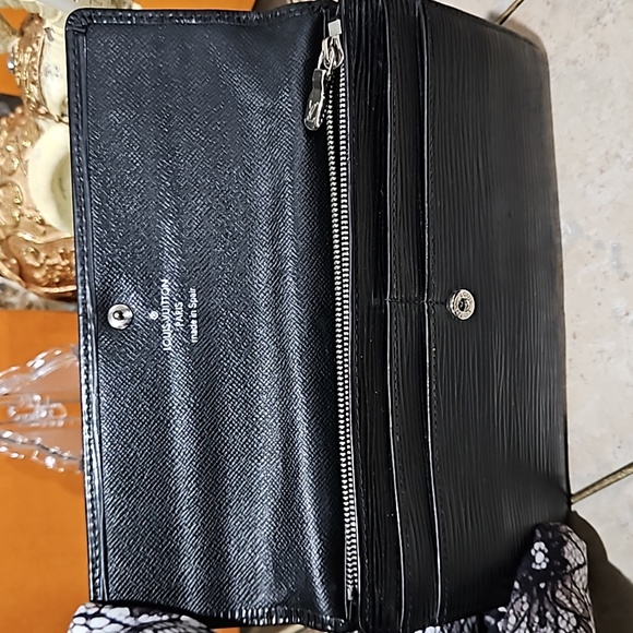 Louis Vuitton Black Epi Leather Sarah Wallet CA4039 GUC - Picture 13 of 17